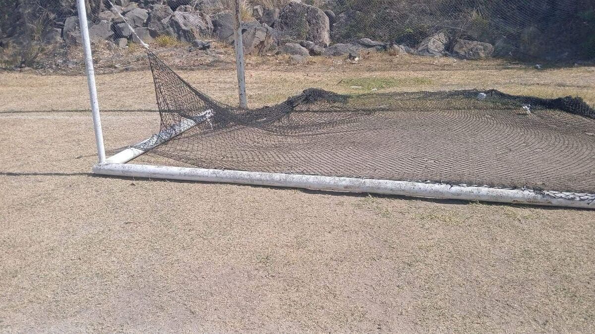 Niño de 12 años muere mientras jugaba futbol con su papá en Colima; le cayó la portería encima