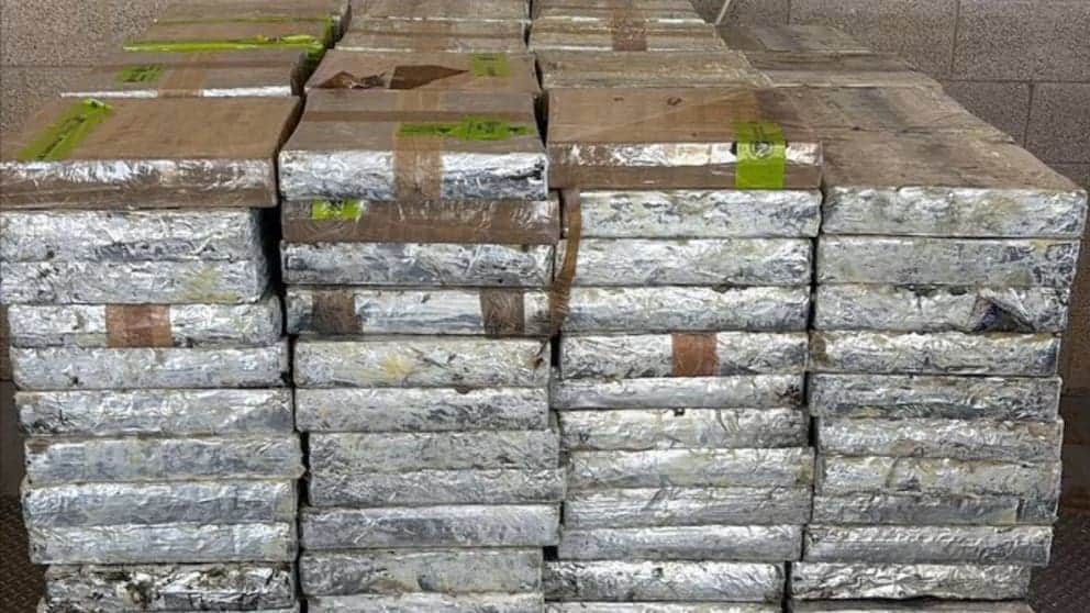 Incautan en Estados Unidos metanfetamina oculta en chiles morrón y pepinos provenientes de México