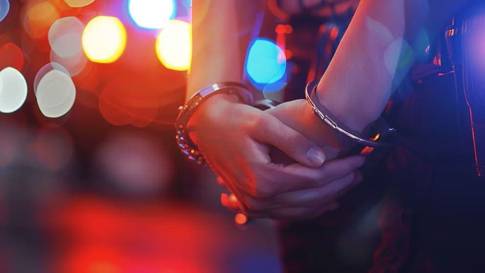 Mujer amenaza con una pistola a la maestra de su hija por una tarea sobre la comunidad LGBTQ en Estados Unidos