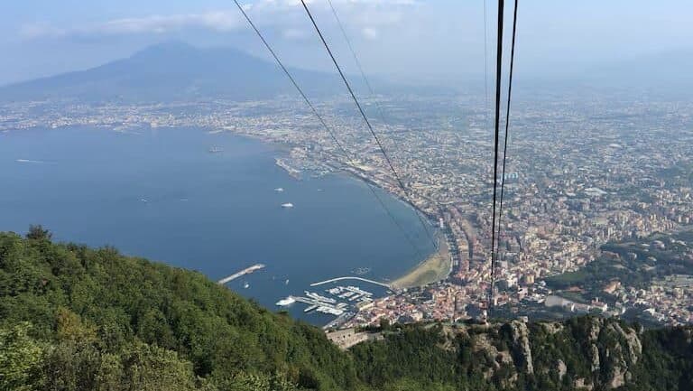 Video: Mueren cuatro personas por la caída de un teleférico en Nápoles, Italia