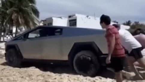 Video: Cybertruck de Tesla se atora en la arena de una playa en Yucatán