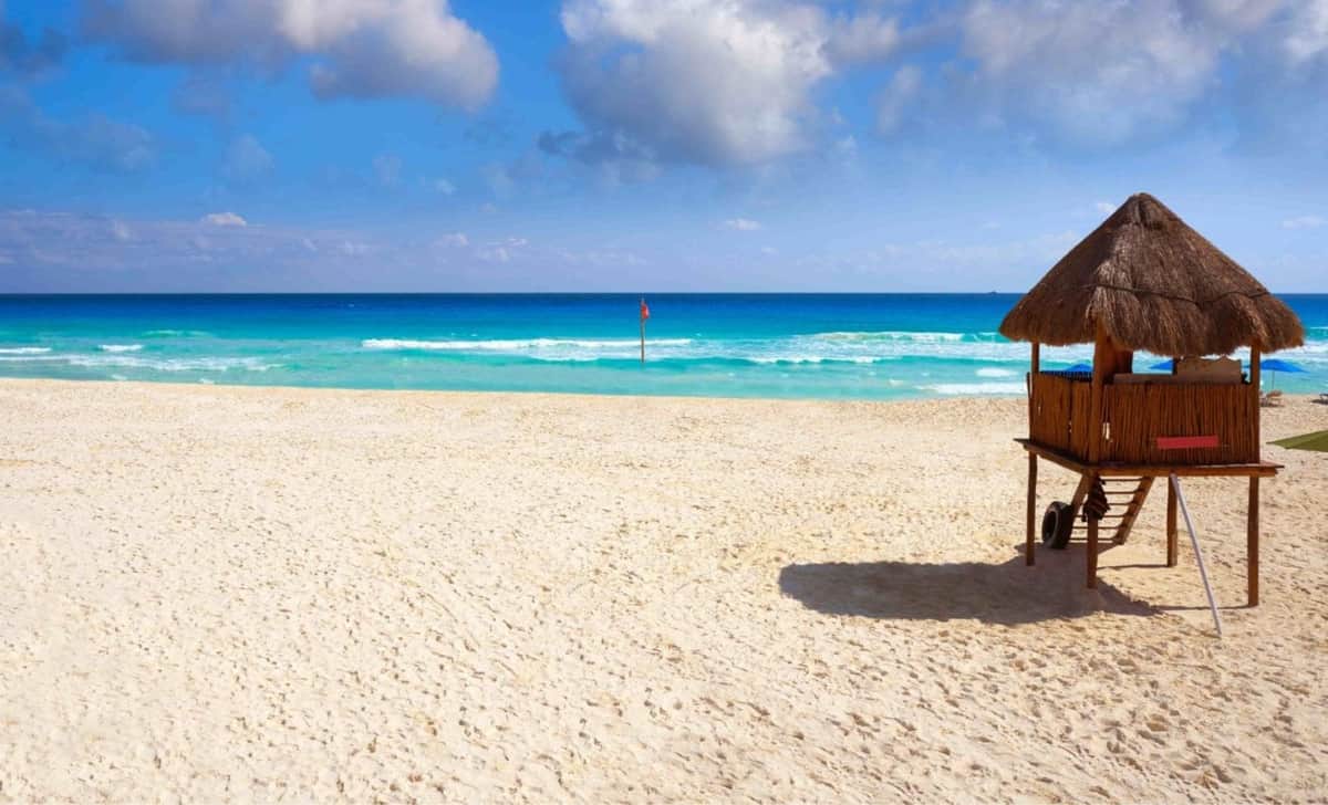 VIDEO: Retiran a bañistas de playas de Cancún ante la presencia de tiburones