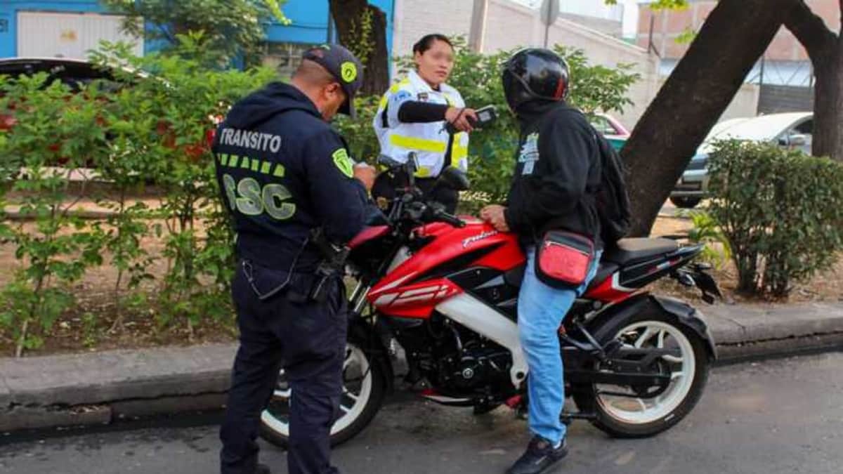 Video: Exhiben a policías de CDMX que usan motos con placas falsas para extorsionar