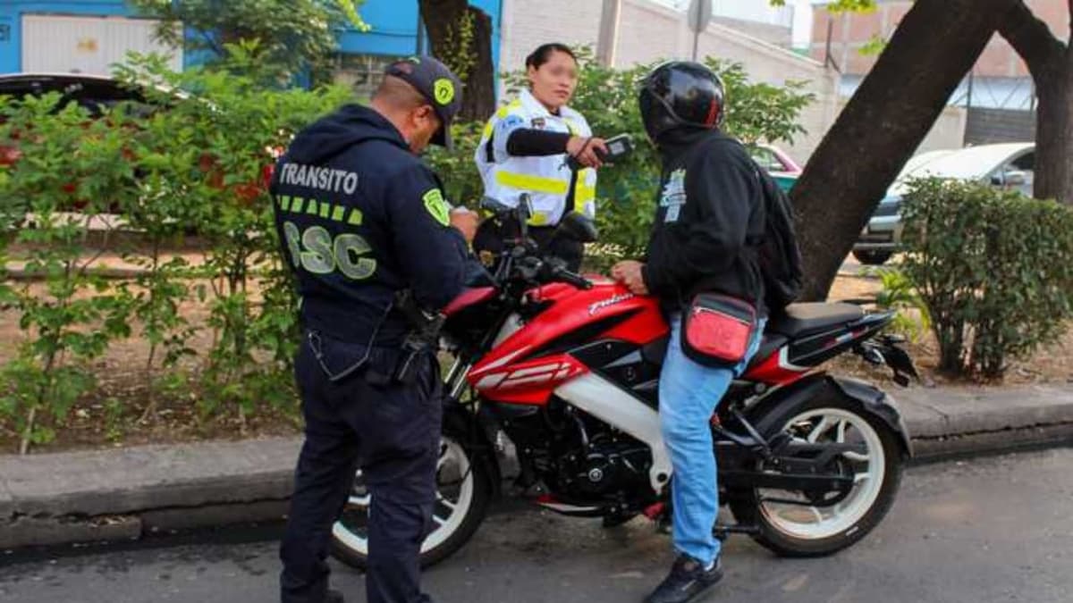 Video: Exhiben a policías de CDMX que usan motos con placas falsas para extorsionar