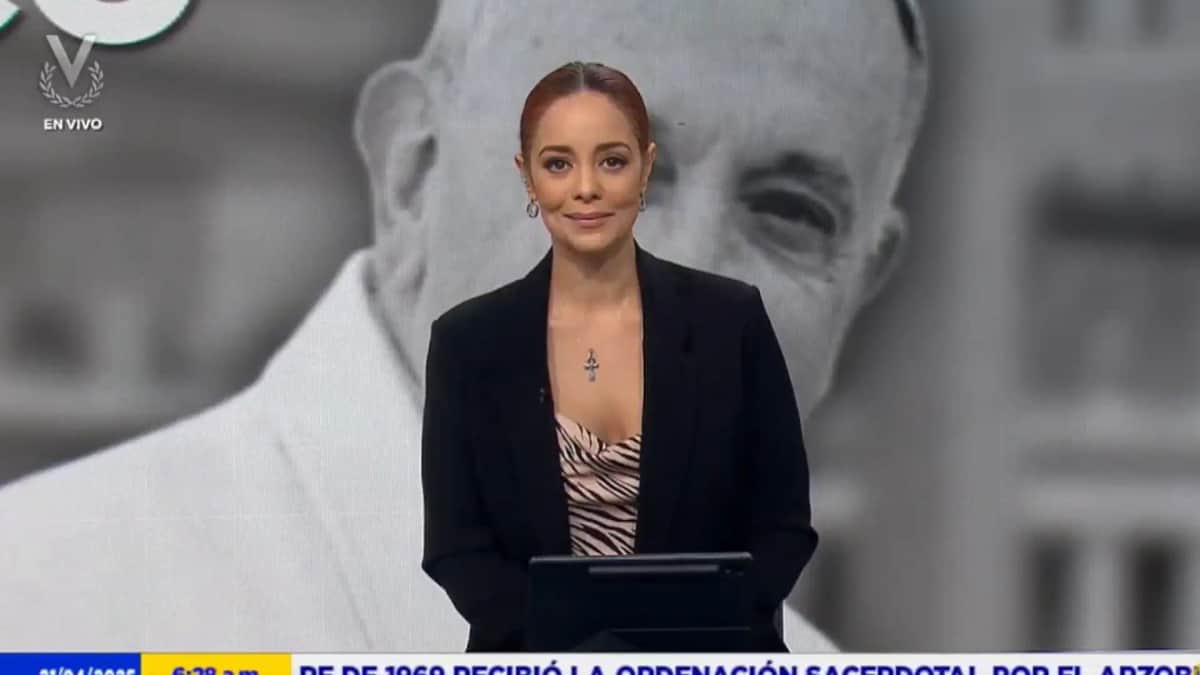 VIDEO: Conductora anuncia la muerte del Papa Francisco y confude papamóvil con el batimóvil