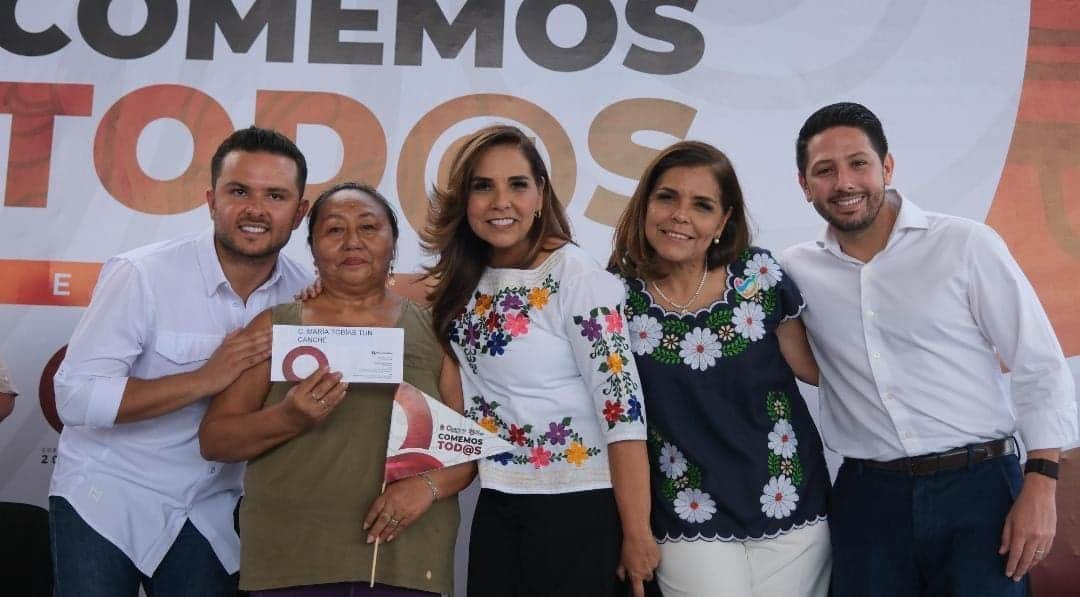 Encabeza Mara Lezama entrega de 700 tarjetas y paquetes del programa "Comemos Tod@s" en Cancún