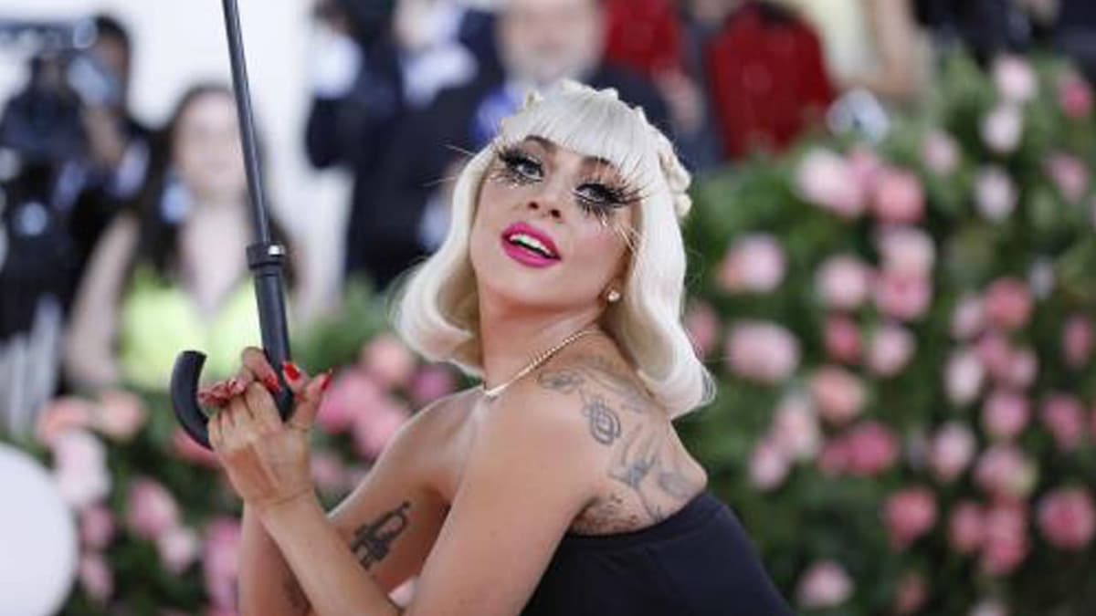Video: Fans se encuentran con Lady Gaga a las afueras de su hotel en CDMX