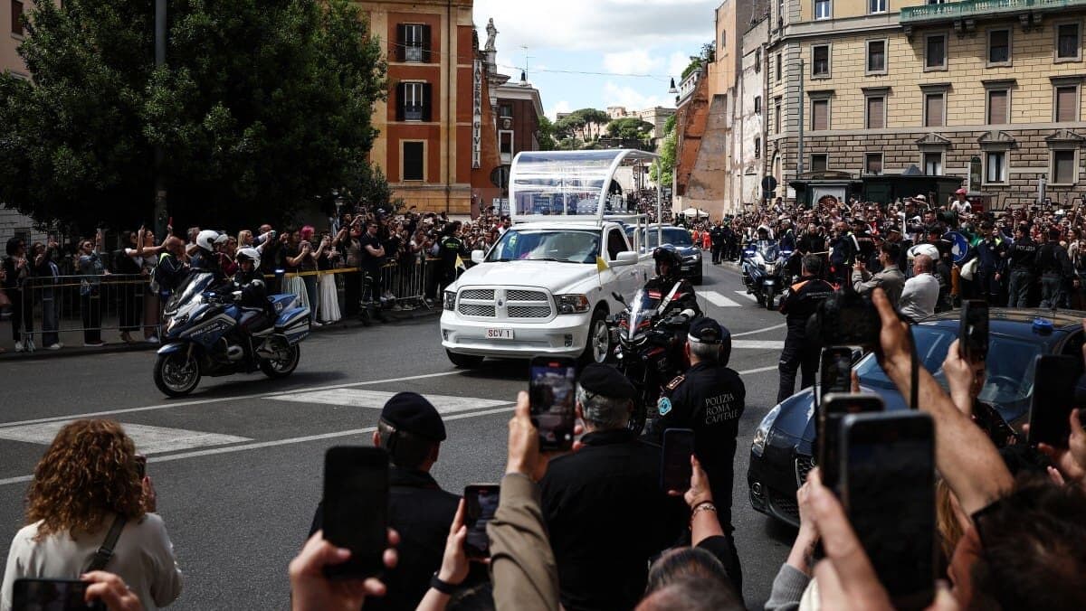Papamóvil que traslada los restos de Francisco a su última morada fue un regalo de México