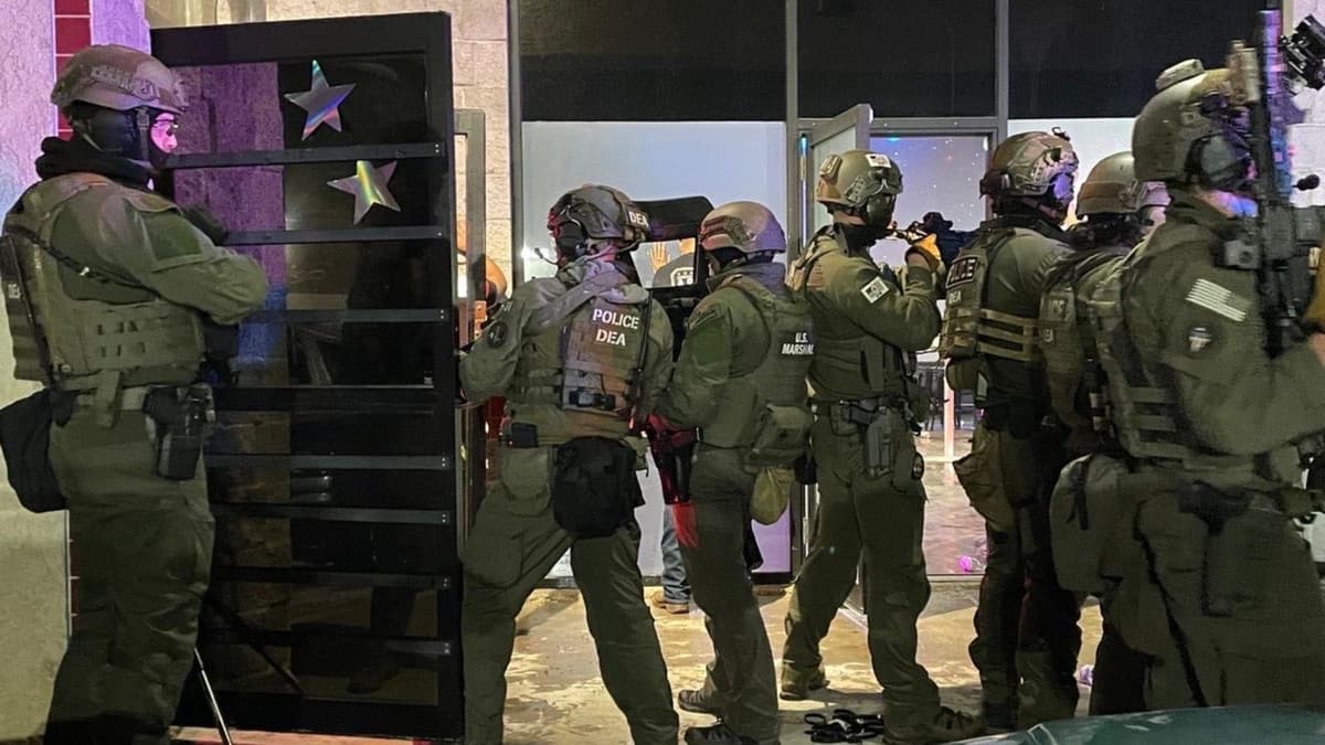 Video: Arrestan a más de 100 migrantes durante operativo en club nocturno en Estados Unidos