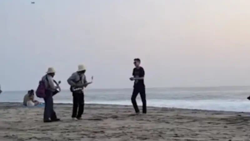 Video: Extranjero lanza arena y corre a músicos indígenas en playa de Zicatela, Oaxaca