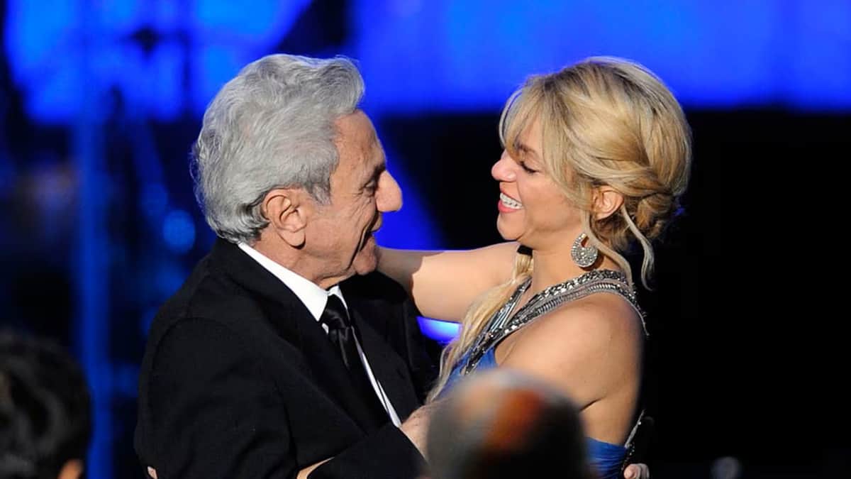 Shakira pausa su gira debido a graves problemas de salud de su padre