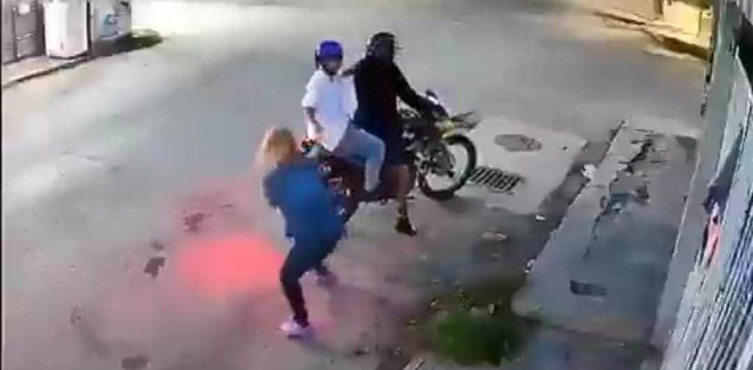 Video: Sujetos intentan asaltar a una mujer en la 219 de Cancún