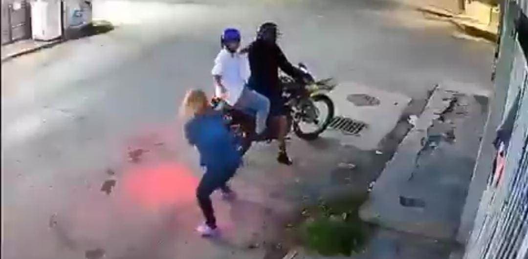 Video: Sujetos intentan asaltar a una mujer en la 219 de Cancún