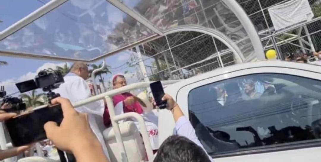 Video: Se disculpa arzobispo de Tuxtla Gutiérrez, Chiapas tras ser criticado por pasear en el papamóvil