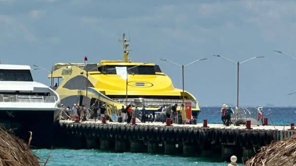 Muere sujeto por un paro cardiaco a bordo de un ferry que cubría la ruta de Cozumel a Playa del Carmen
