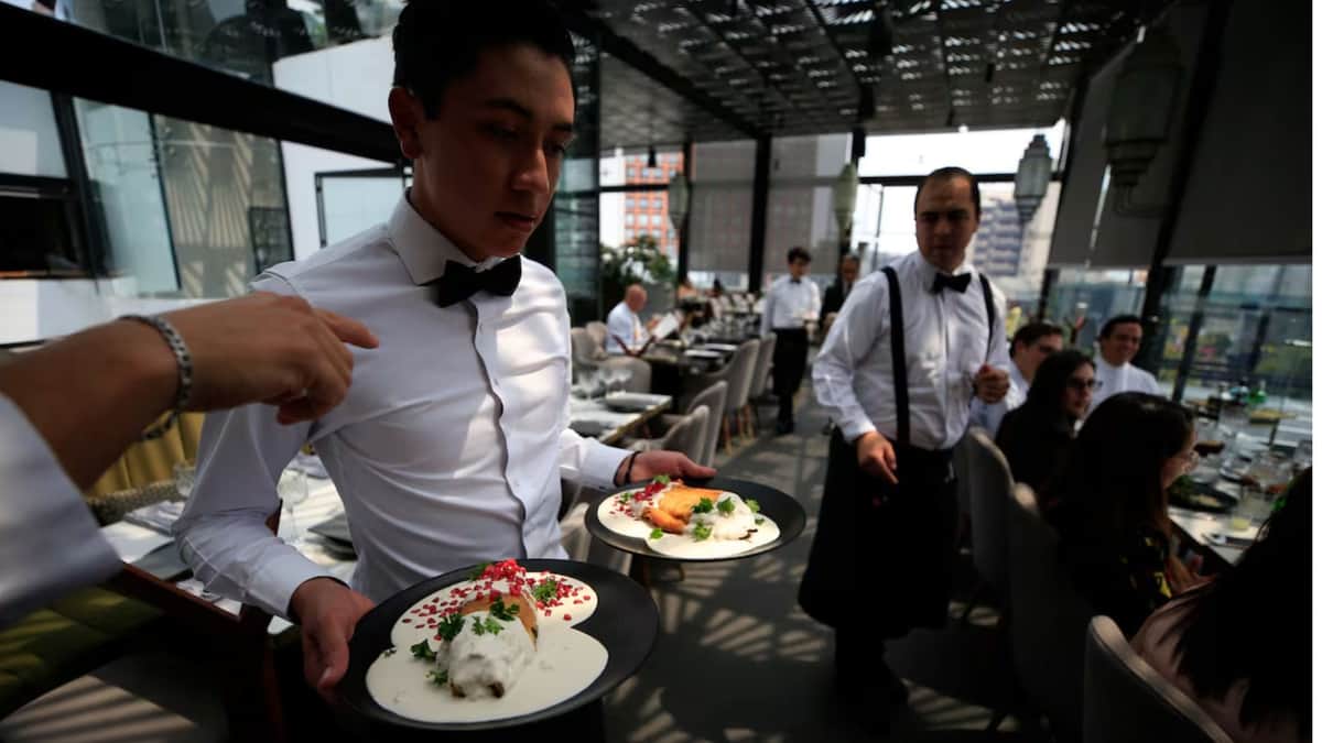 Cámara de Diputados aprueba reforma para que "propineros" tengan un salario base