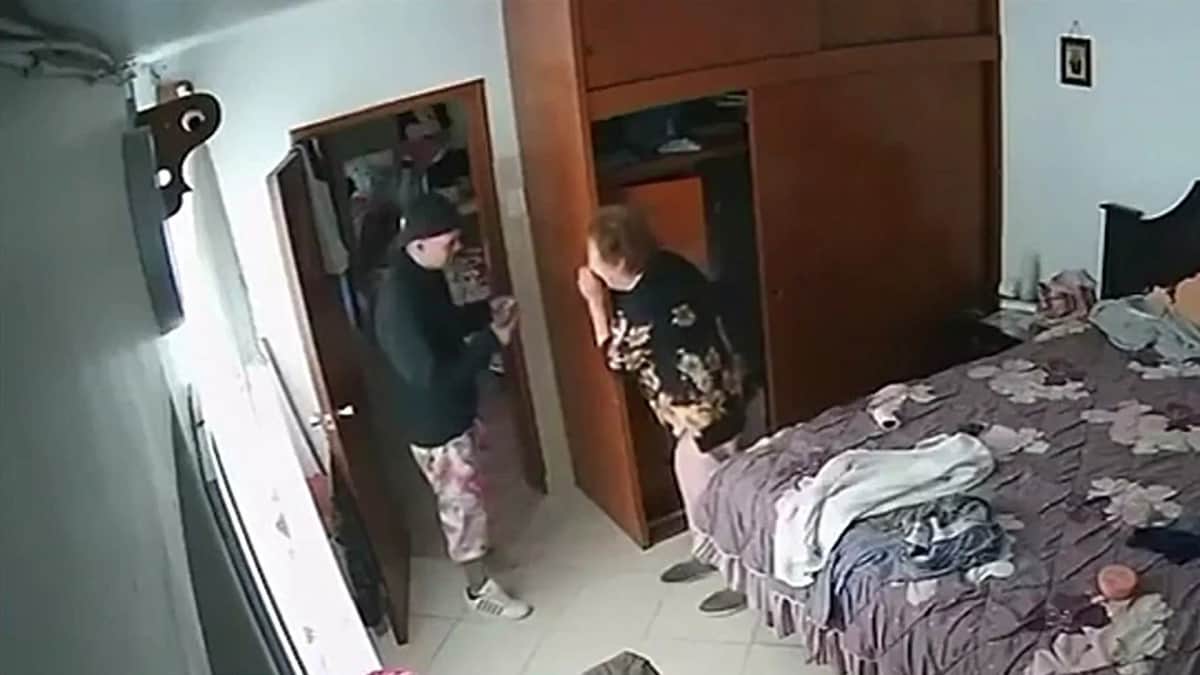 Video: Sujeto engaña y roba a abuelita en su propia casa en CDMX
