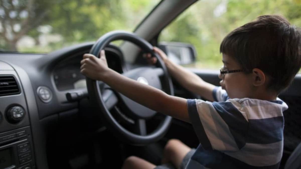 Niño conduce 14 kilómetros en Estados Unidos para comprar hamburguesas con su hermana