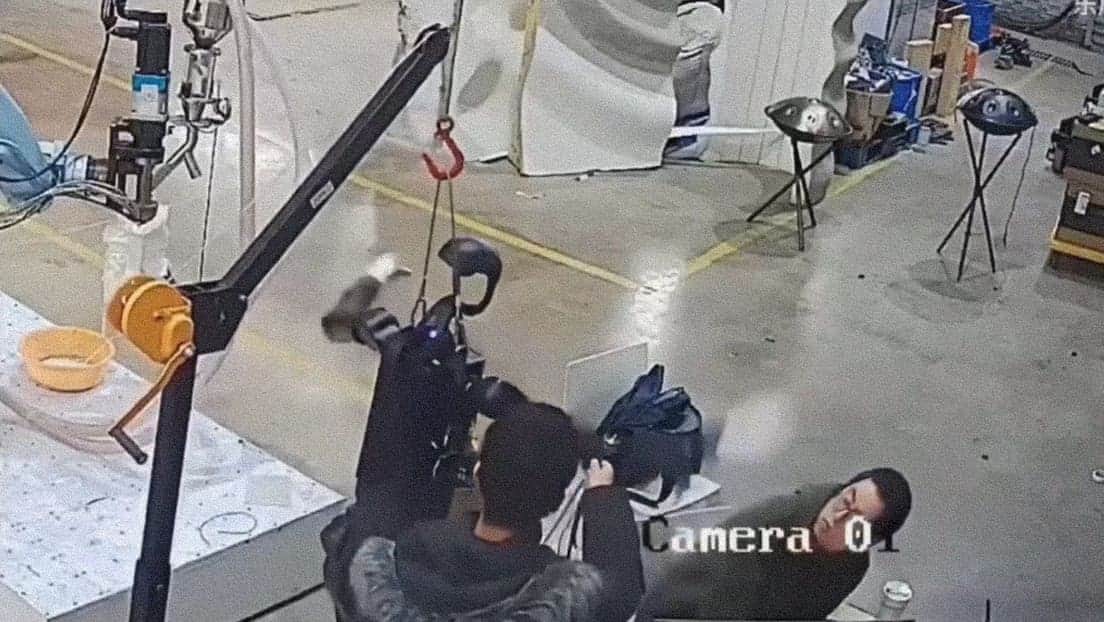 Video: Robot humanoide se descontrola y ataca a trabajadores en fábrica en China