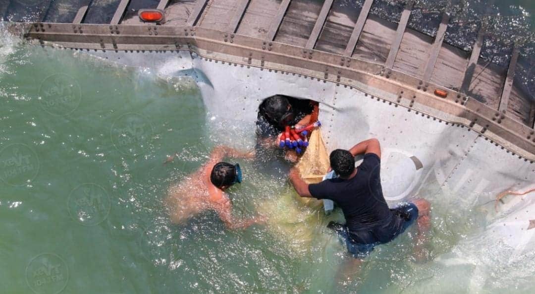 Video: Se ahoga chofer de tráiler tras caer a río en Tabasco; pobladores hasta bucearon para la rapiña