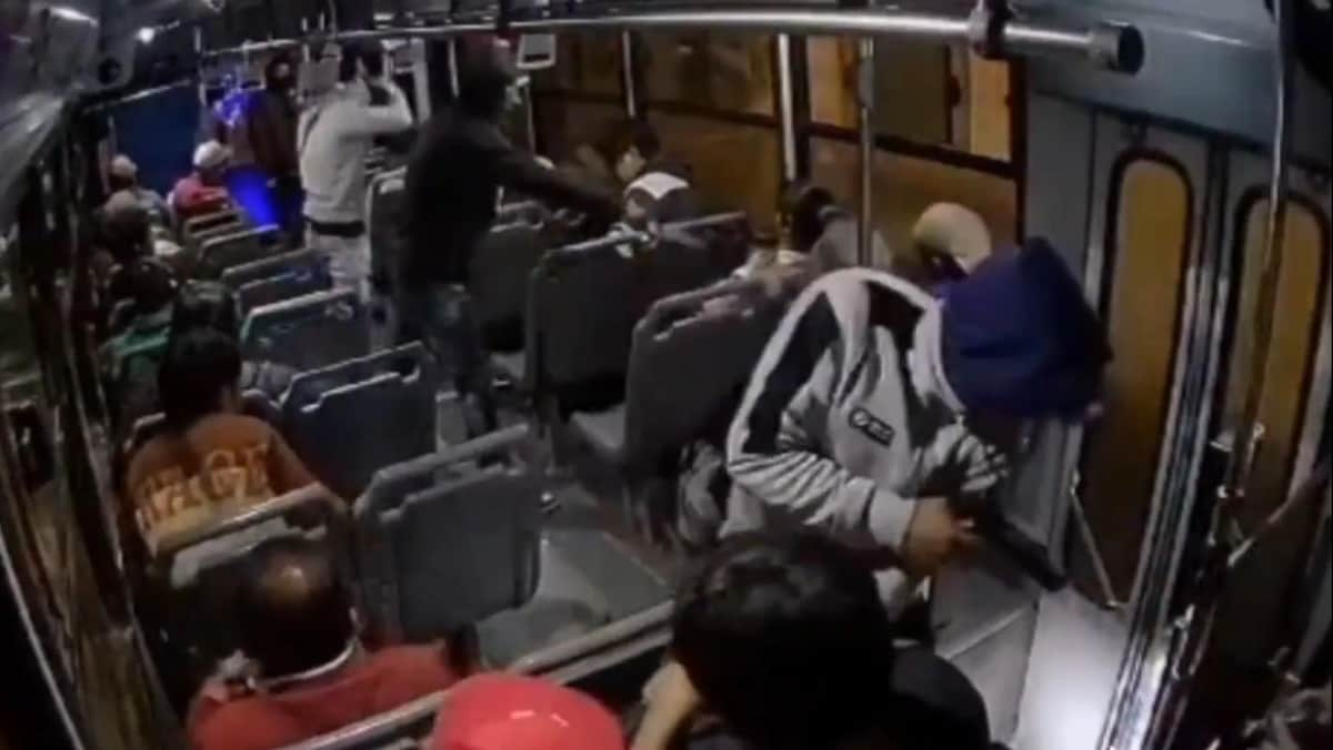 Video: Sujetos armados asaltan a pasajeros de transporte público en Puebla