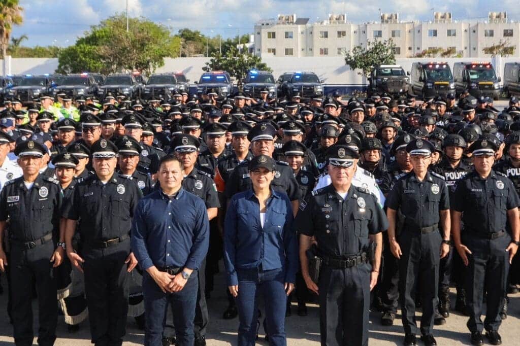 Estefanía Mercado le cumple a las y los policías de Playa del Carmen; anuncia la entrega de un bono económico