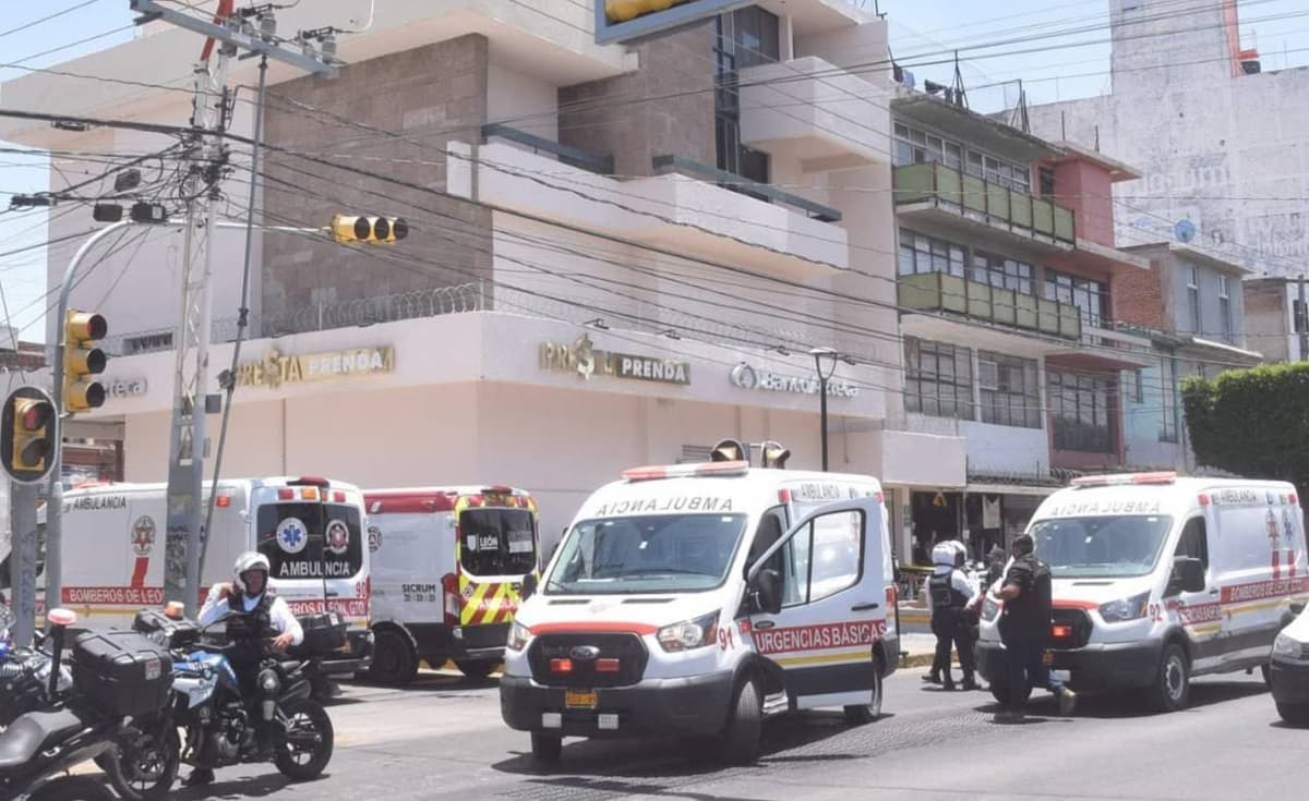 Se desploma elevador dentro de sucursal de Banco Azteca en León, Guanajuato; hay cinco heridos