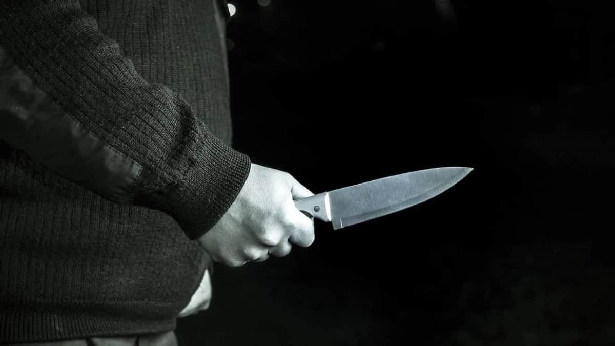 Hombre se escondió con un cuchillo en un baño para asustar a su expareja en Estados Unidos