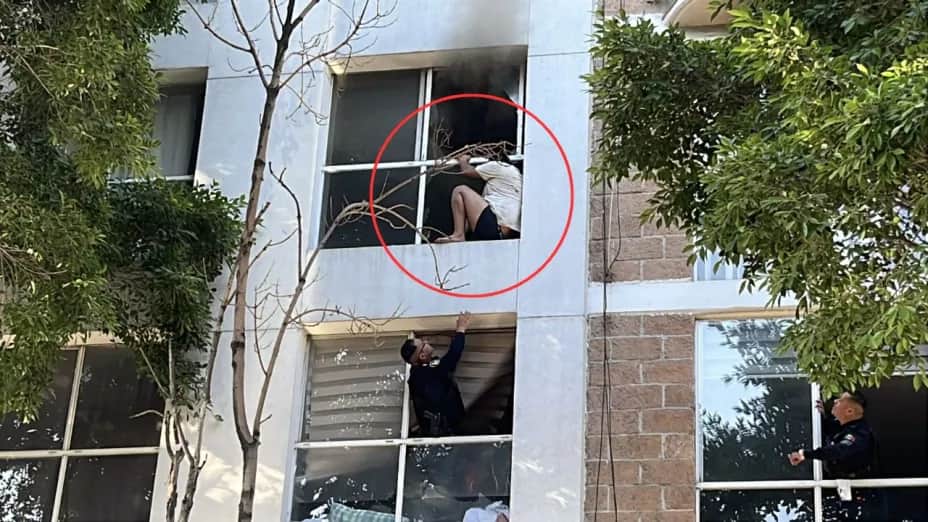 Video: Hombre salta por una ventana para salvarse de un incendio en CDMX