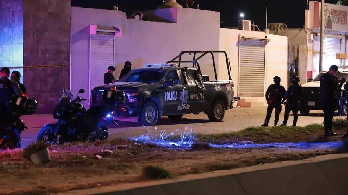 Ataque armado en una taquería deja tres policías muertos y cuatro heridos en Mazatlán, Sinaloa
