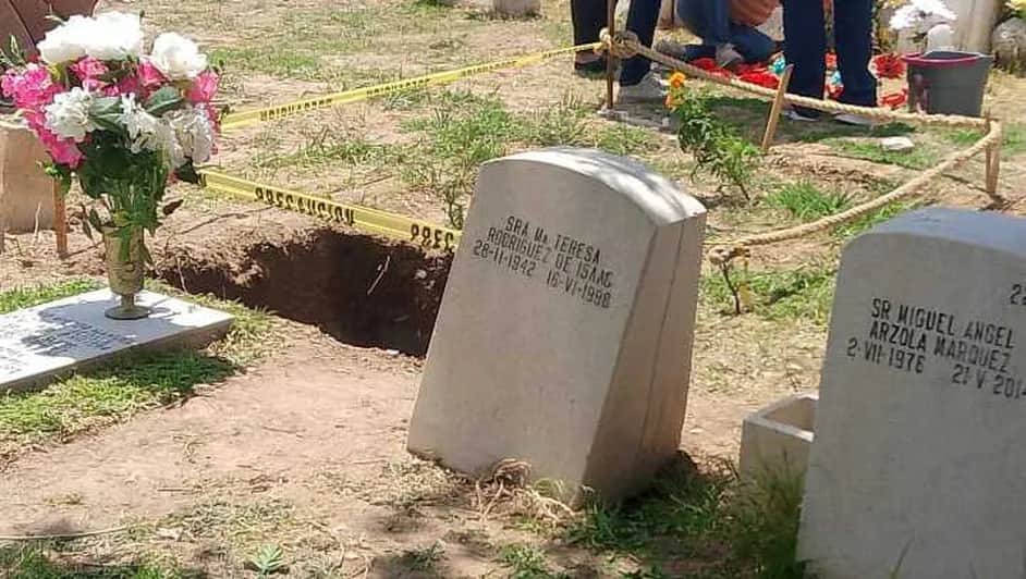 Mujer cae al interior de una tumba en Torreón, Coahuila