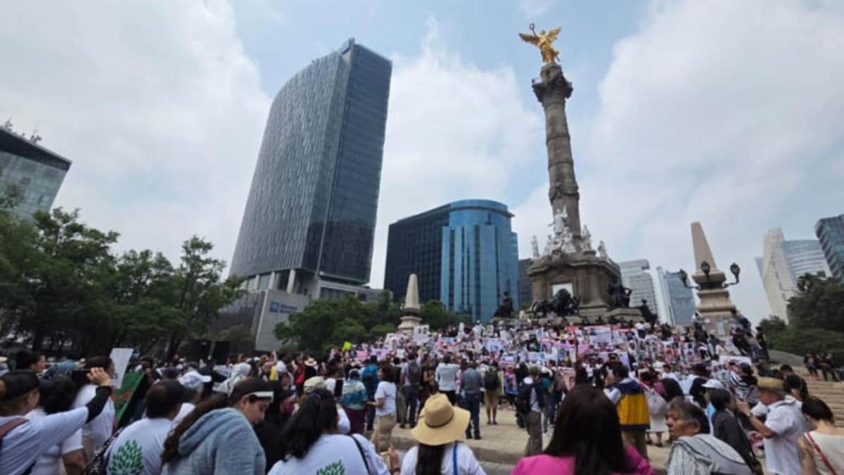 Madres Buscadoras se manifiestan con fotografías de sus hijos desaparecidos en Paseo de la Reforma, en CDMX