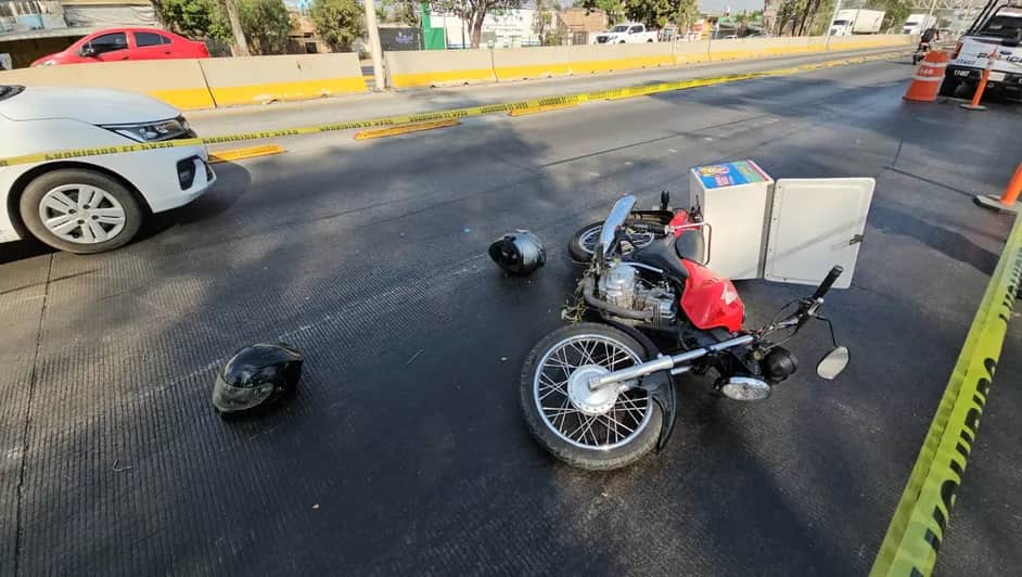 Video: Muere motociclista tras caerle un árbol encima en Tlaquepaque, Jalisco; menor resultó lesionada