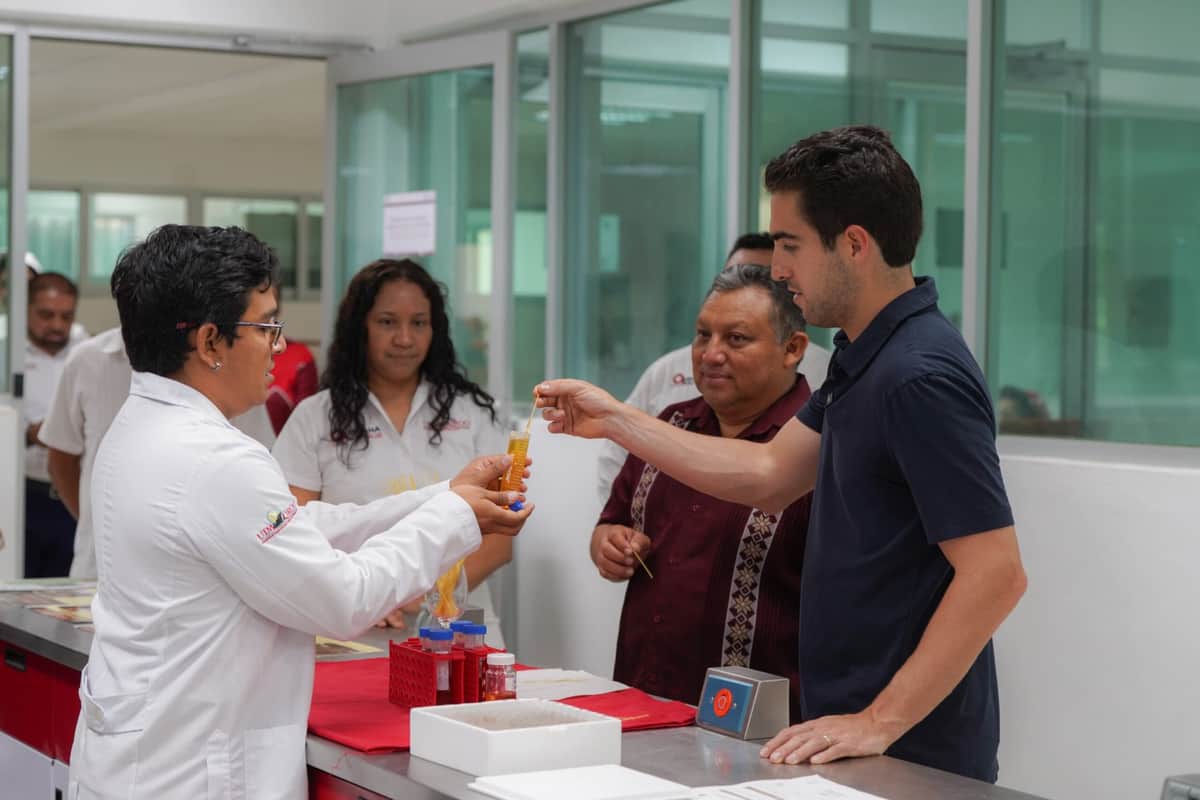 Convive Gino Segura con jóvenes estudiantes de José María Morelos