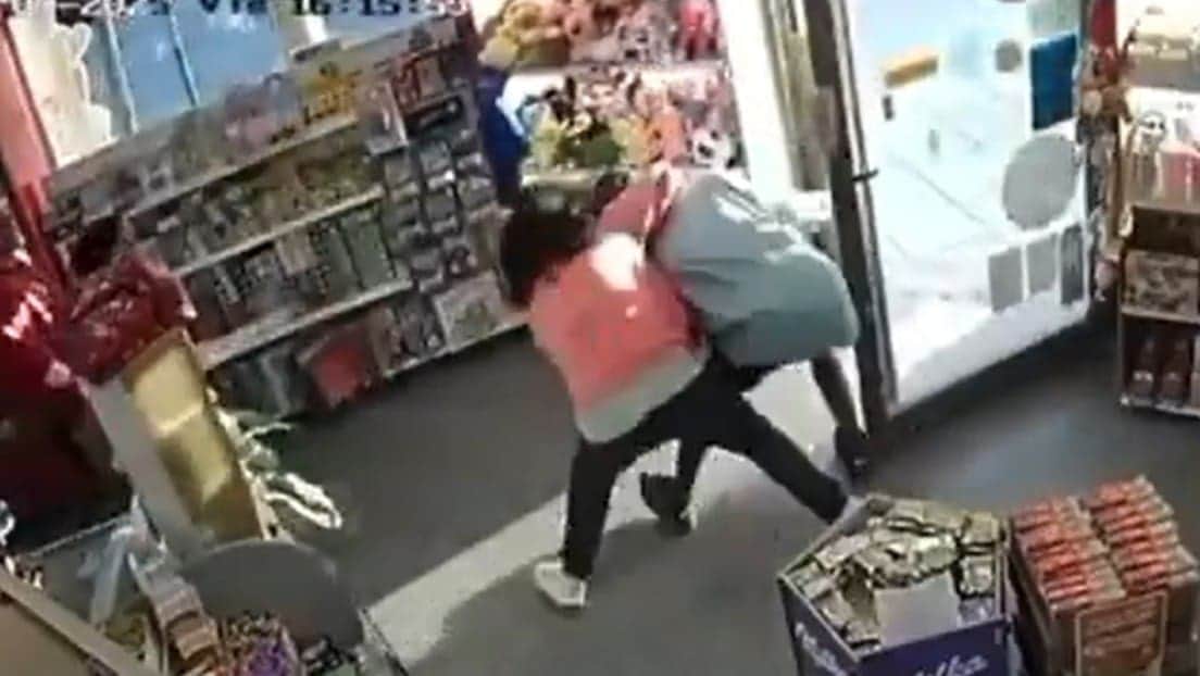 Video: Mujeres golpean a sujeto que intentaba robar una tienda en Argentina