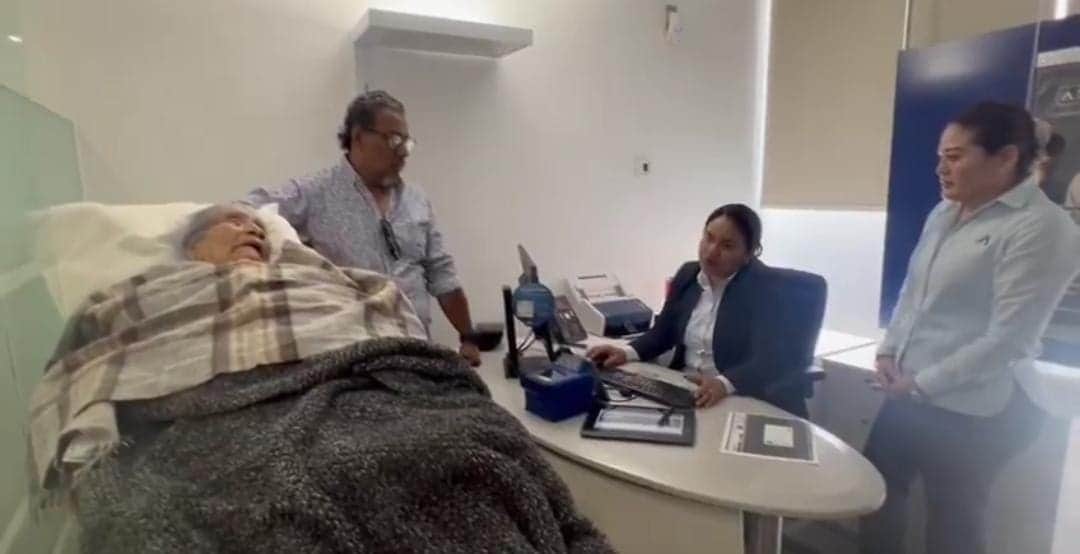 Banco BBVA obliga a mujer de 96 años a acudir en camilla para cobrar su pensión en Oaxaca
