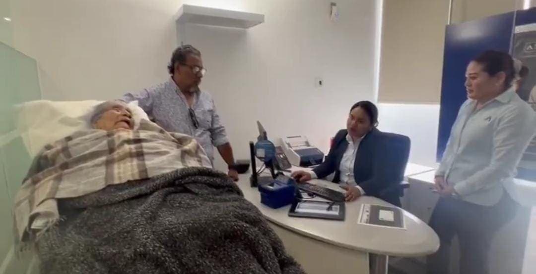 Banco BBVA obliga a mujer de 96 años a acudir en camilla para cobrar su pensión en Oaxaca