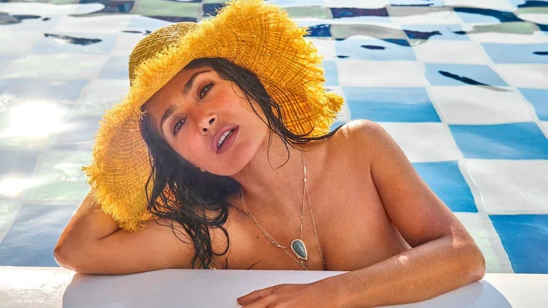 Salma Hayek causa sensación tras salir en la portada de la revista "Sports Illustrated"