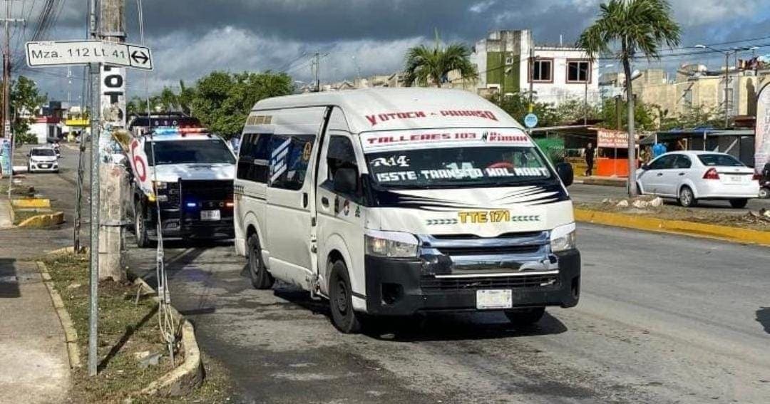 Muere un hombre de un infarto a bordo de una combi del transporte público en Cancún