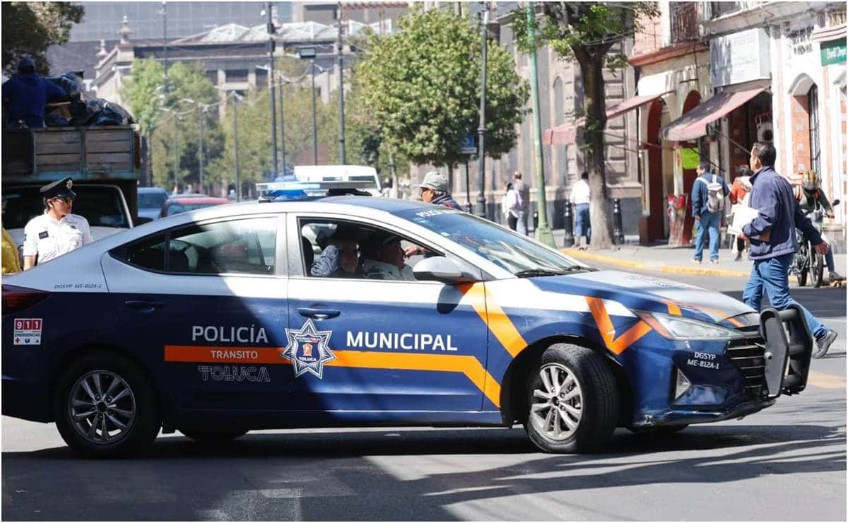 Asesinan a hombre mientras conducía su auto en Toluca, Edomex