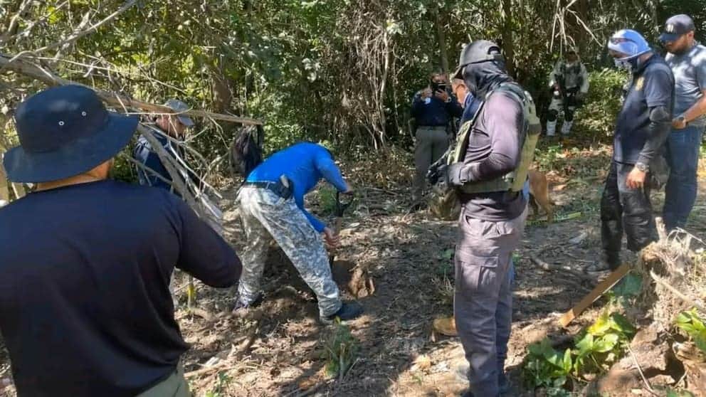 Localizan fosa clandestina con tres osamentas en Aquila, Michoacán