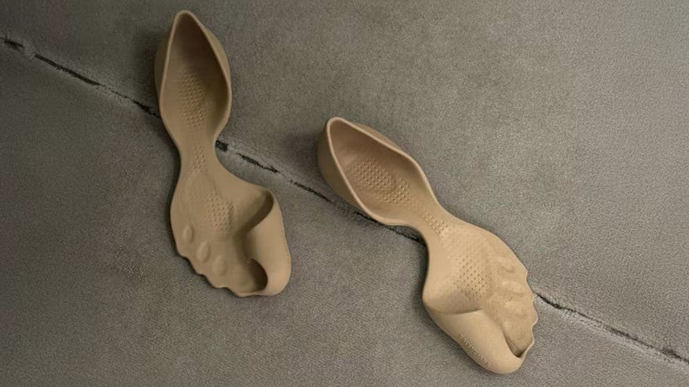 Genera controversia Balenciaga con sus sandalias que dejan el pie "descalzo" y cuestan 10 mil 800 pesos