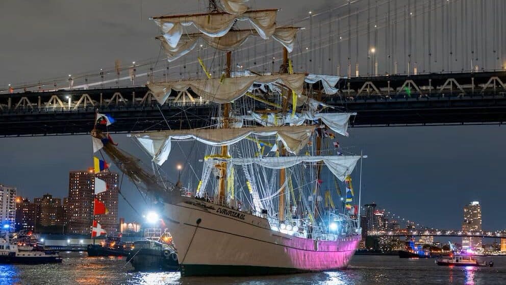 Llegan 172 cadetes del buque Cuauhtémoc a México; dos más permanecen hospitalizados en Nueva York