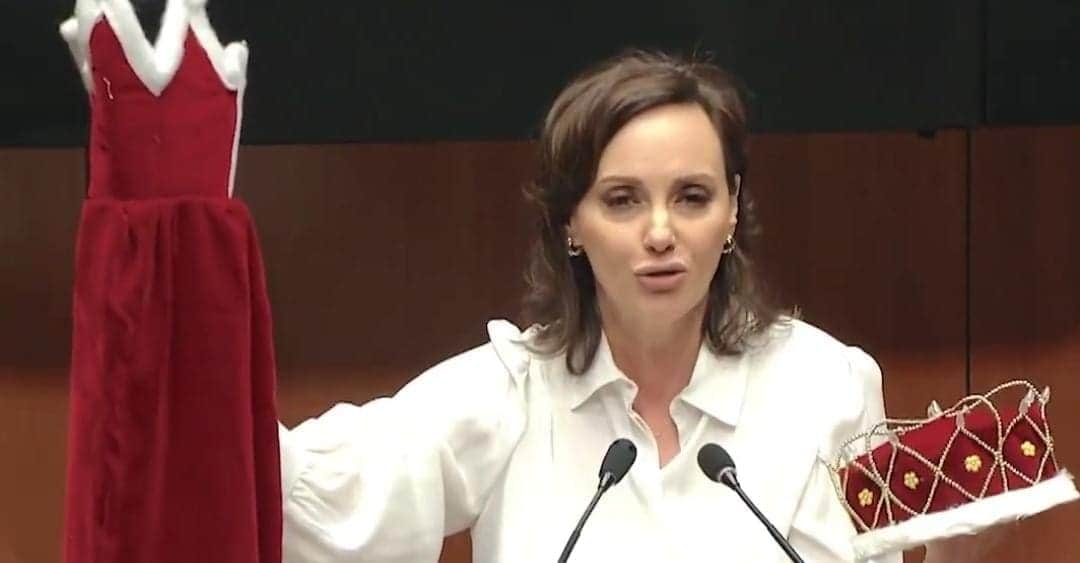 Video: Lilly Téllez regala corona, capa y cetro a Fernández Noroña, el "reyezuelo del Senado"