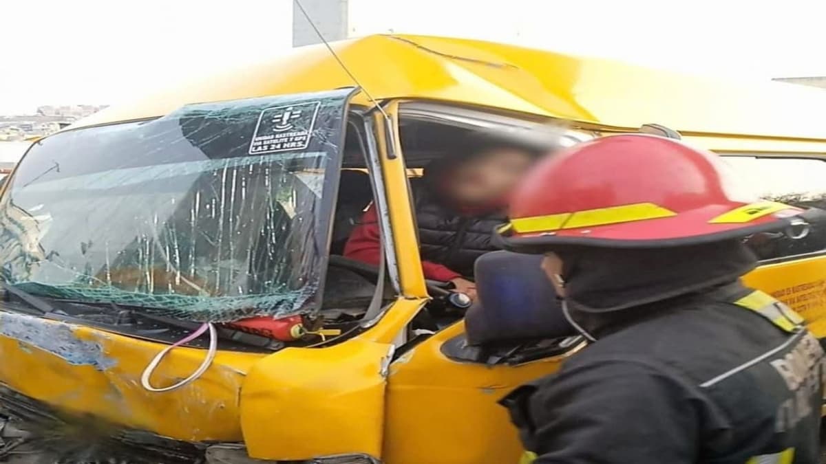 Quedan lesionados cinco alumnos y el chofer tras choque de transporte escolar en Tlalnepantla, Edomex