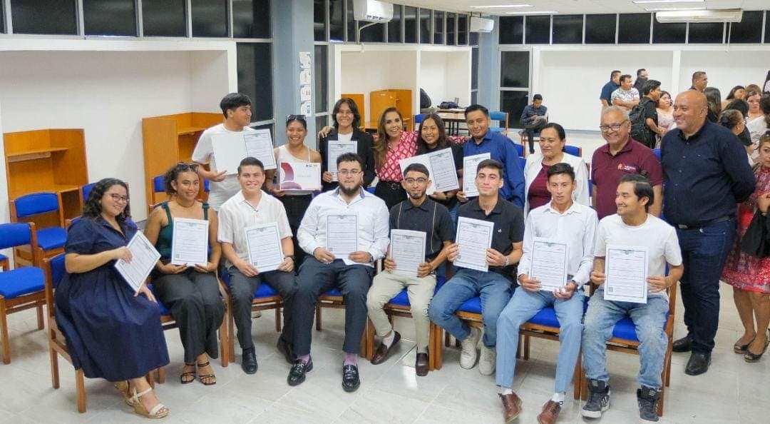 Mara Lezama escucha a egresados y entrega 94 títulos de licenciatura