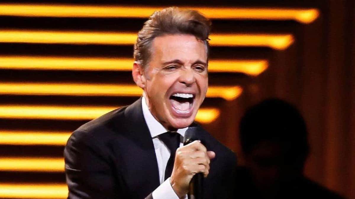 Acusan a Luis Miguel y a su equipo de adeudar casi seis millones de pesos en vuelos privados