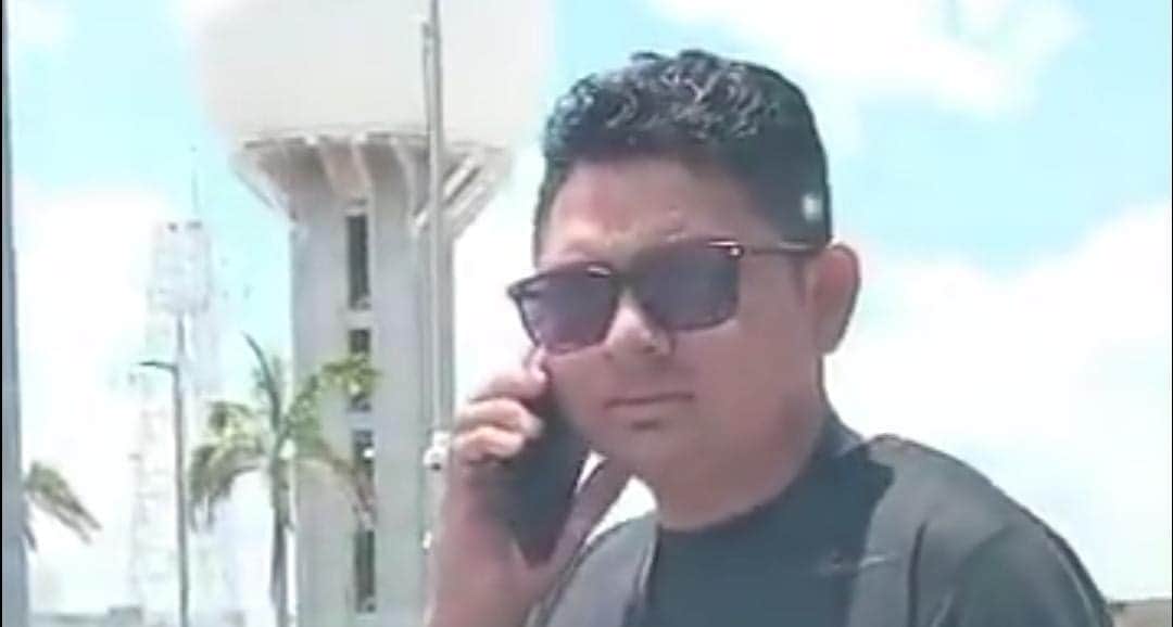 Video: Captan a transportistas del aeropuerto de Cancún cerrando el paso a Uber con turistas a bordo