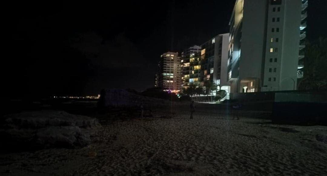 Fallece menor ahogada en playa Gaviota Azul de Cancún; familia no tomó en cuenta la bandera roja