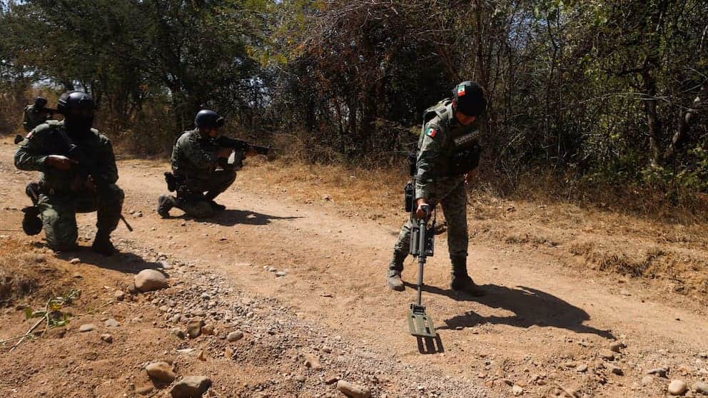 Mueren seis militares tras explosión de narcomina en límites de Jalisco y Michoacán